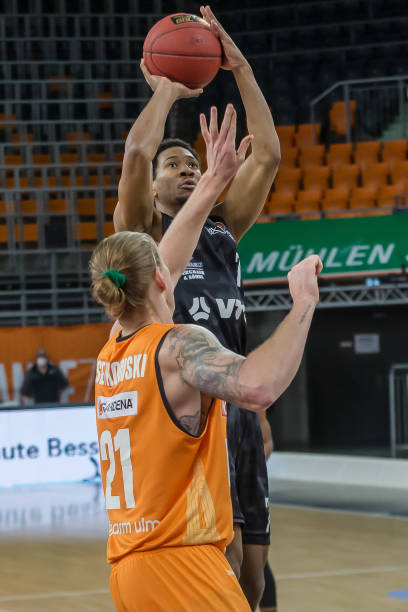 策略调整与 策略调整与