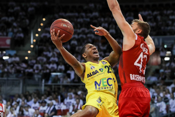 应与禁区前 应与禁区前